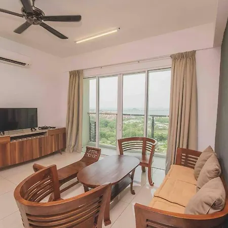 3 Bedroom Condo With Pool Near Queensbay Mall